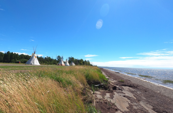 tipis sur le bord de l'eau