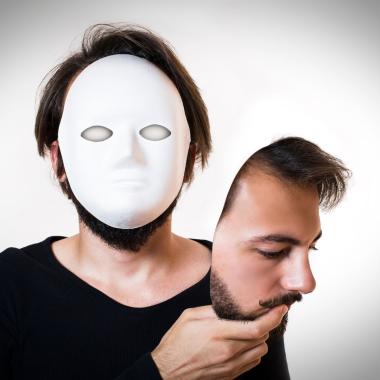 homme avec un masque