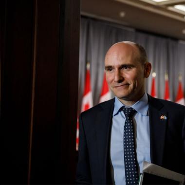 duclos quitte la pièce avec dossiers sous les bras